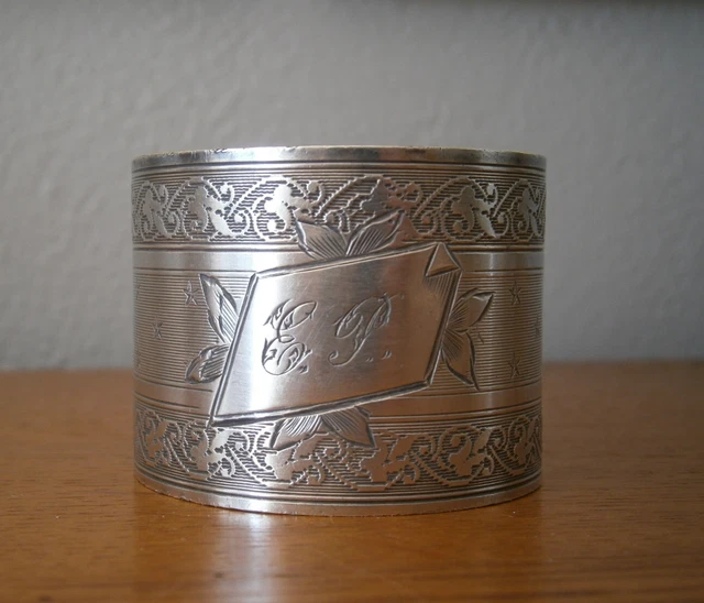 Rond De Serviette Ancien En Argent 39g - Décor Fleur De Lys Monogrammé WJ (1883)