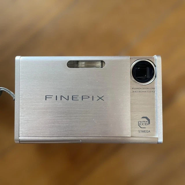 Fujifilm FinePix z2 デジタルカメラ FUJIFILM FINEPIX Z2 シルバー