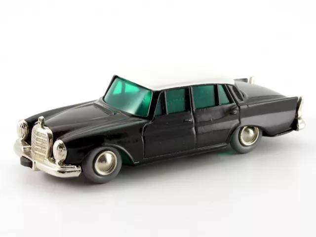 Lilliput Micro-Racer Mercedes 220 S schwarz-weiß # 135