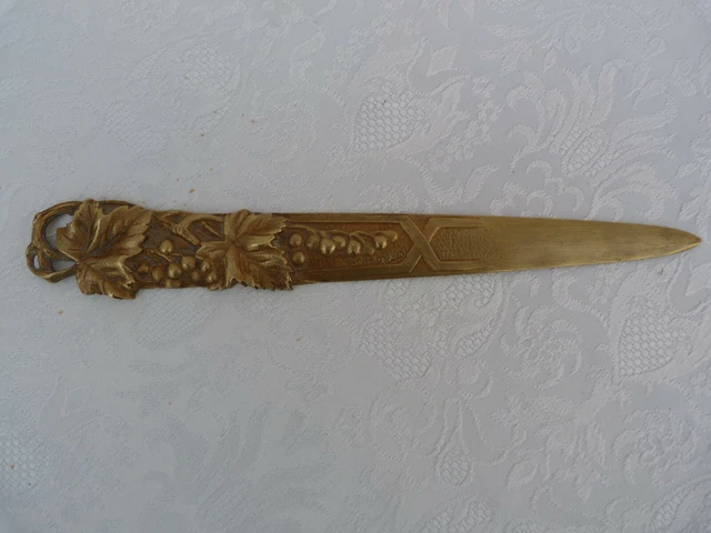 Coupe-papier ouvre-lettre Art Nouveau en bronze feuilles de vigne signé Tschudin