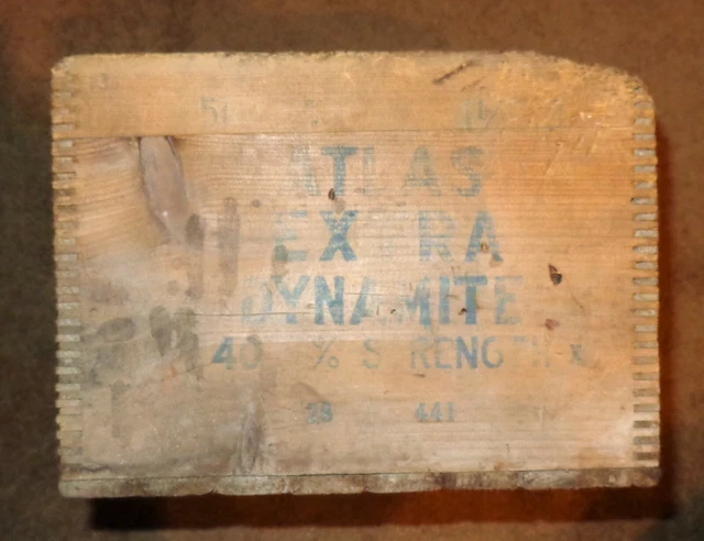 VINTAGE PRIMITIVE WOODEN ATLAS POWDER CO DYNAMITE EXPLOSIVES Crate Box DELAWARE 2