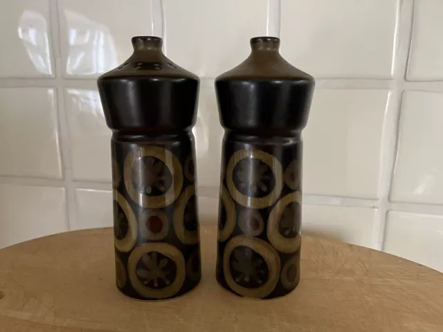 Denby Arabesque Salz- und Pfefferstreuer Töpfe 1970er Jahre Retro. Braune Mischung gemustert.