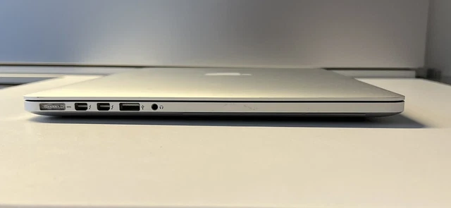 Apple MacBook Pro 15,4, 16 GB, 2,2 GHz i7 QuadCore i7, 250 GB unità di memoria a stato solido, Monterey 6
