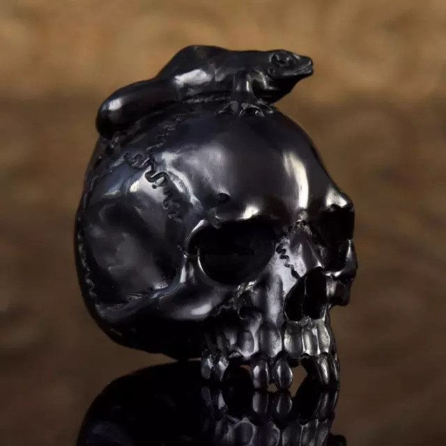 Human Skull & Frog Horn Carving Memento Mori Sculpture Netsuke Figurine 18.97 g