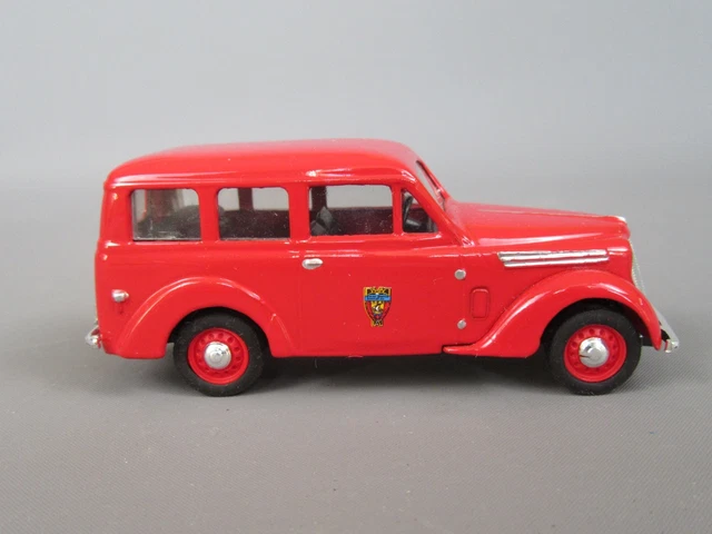 Renault Juvaquatre Break 1955 - Losange Magazine No. 18 été 2022
