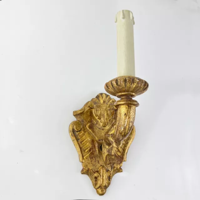 Antico candeliere stile barocco da parete applique a una fiamma in legno dorato