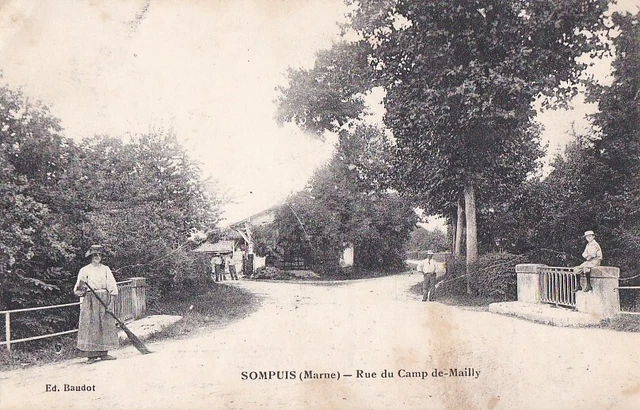 CPA 51 MARNE Env. Reims Vitry le François SOMPUIS Rue du Camp de Mailly Animée