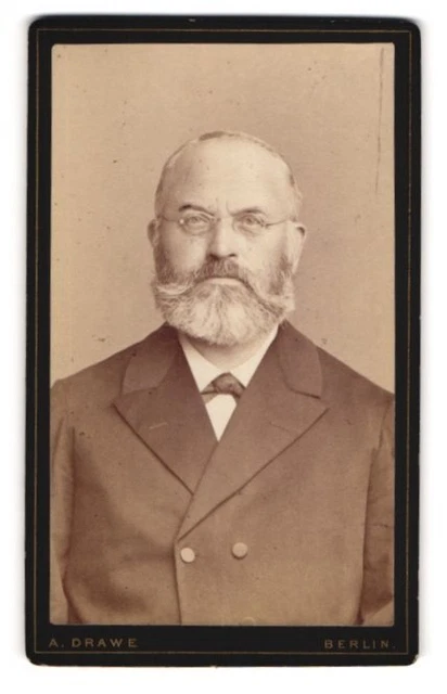 Fotografie A. Drawe, Berlin, älterer Herr im Anzug mit grau meliertem Vollbart