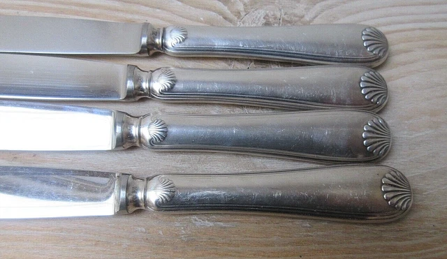 Série de couteaux en metal argenté, modèle Art déco, couverts avec poinçon Argental