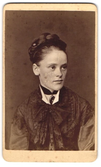 Fotografie Otto Reitmayer, München, Briennerstr. 14, hübsche junge Frau mit gef