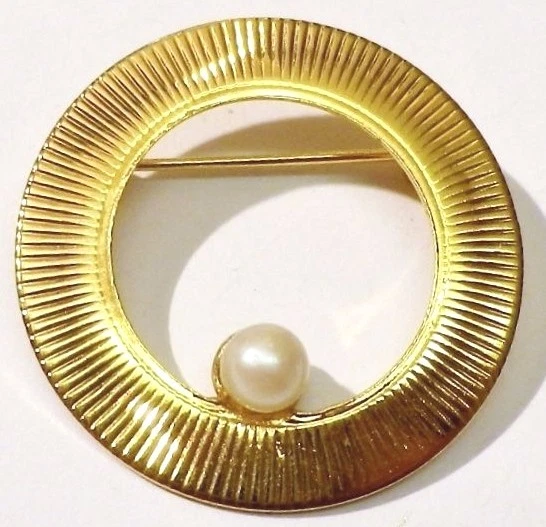 Broche Vintage Couronne En Relief - Finement Striée - Couleur Or Poli - Modèle 401 - Occasion