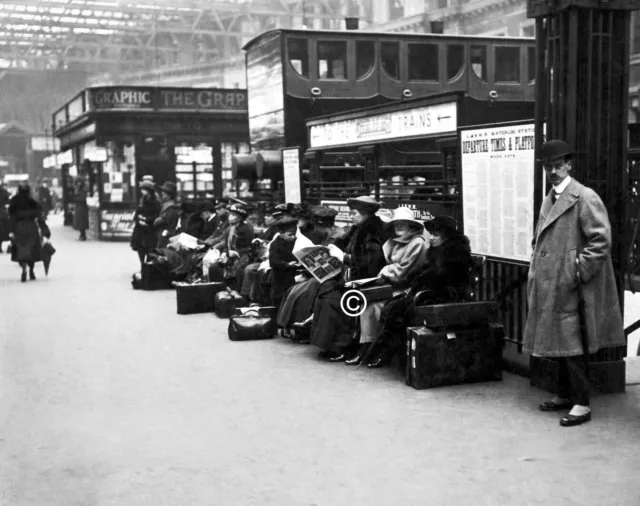 LONDON, WATERLOO RAILWAY STATION. 1921 PHOTO 12 x 8 (A4)