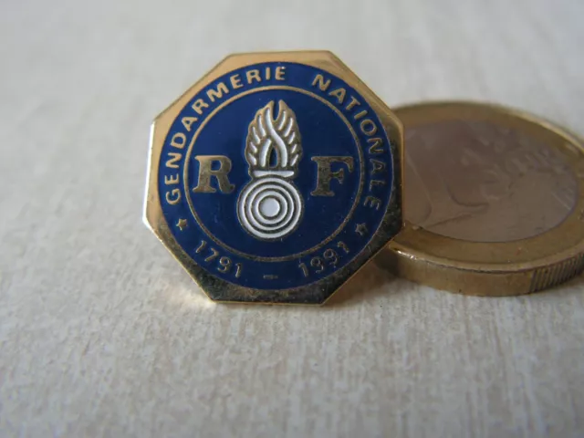insigne pins  gendarmerie nationale       (  c 64avril )