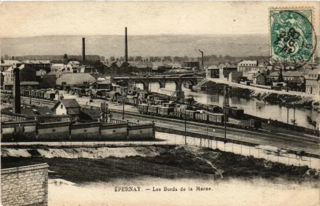 CPA ÉPERNAY - Les Bords de la MARNE (364146)