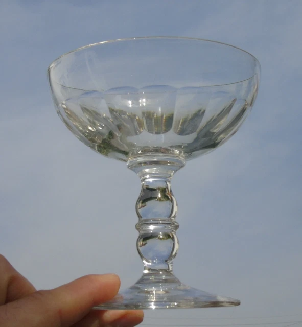 Coupe à champagne en verre taillé, modèle Médicis Haut. 10,8 cm - 18 pans