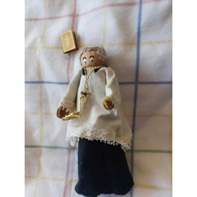 Muñeca Vintage Pinza Ropa SACERDOTE Madera con Pequeño Metal Oro Biblia HECHA A MANO