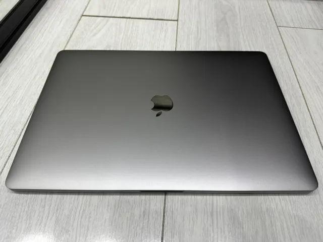 Apple MacBook Pro Retina 15,4"" 2019 256 GB SSD 16 GB RAM 2,6 GHz 6-Core i7 Pro 555X 3