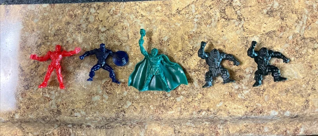 Lotto Di 20 Mini Action Figure Marvel: Avengers, Iron Man, Cap America, Thor, Hulk, Batman E Altri Eroi