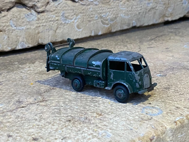 Dinky Toys GB Camion type 4 ridelles bâché