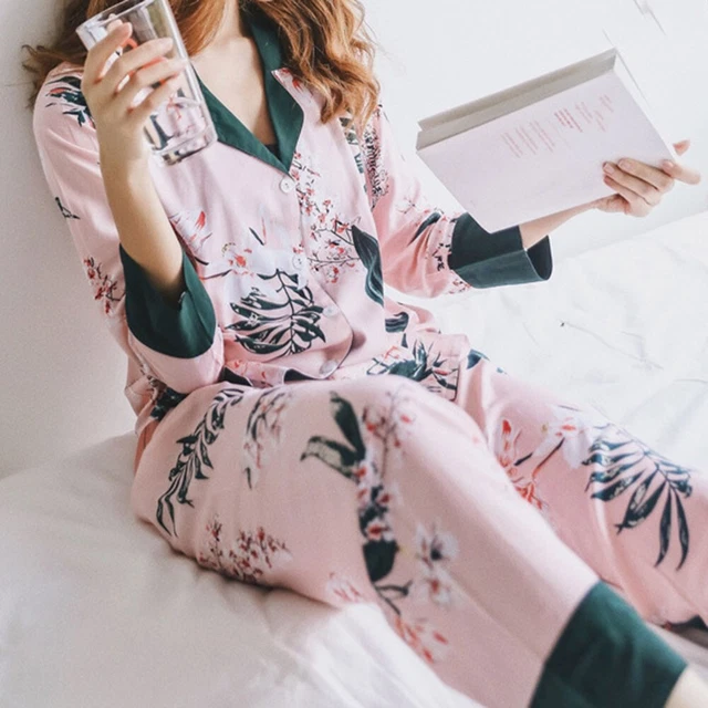 Set pigiami donna raso seta dolce ed elegante con stampa giglio rosa