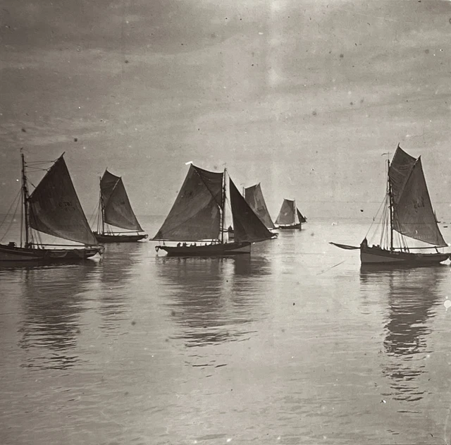 Plaque De Verre Stéréoscopique Vintage - Barques Et Voiliers Amarrés (8.5x17cm), France 1900-1939