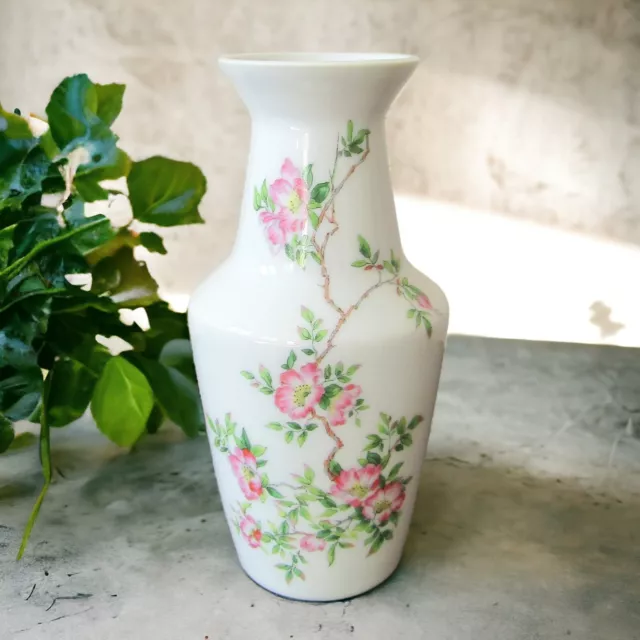 Limoges. Haviland. Vase en porcelaine à décor de fleurs de pommiers