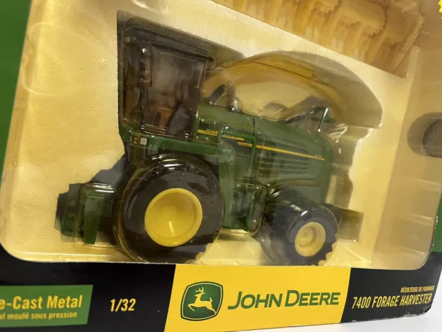 ERTL 1/32 John Deere 7400 SELF PROPELLED FORAGE HARVESTER WITH BOX