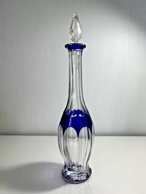 Superbe carafe en cristal bleu taillé Baccarat ? Saint Louis ?