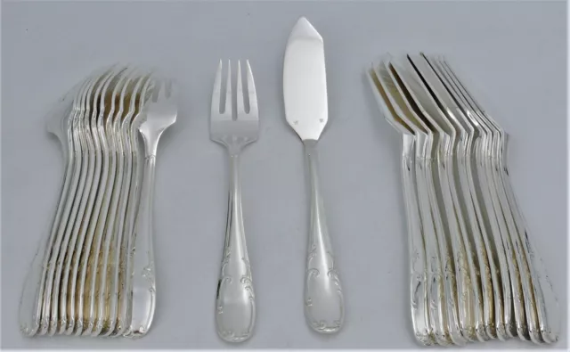 12 couverts à poisson métal argenté, 24 pièces, style Louis XV, excellent état.