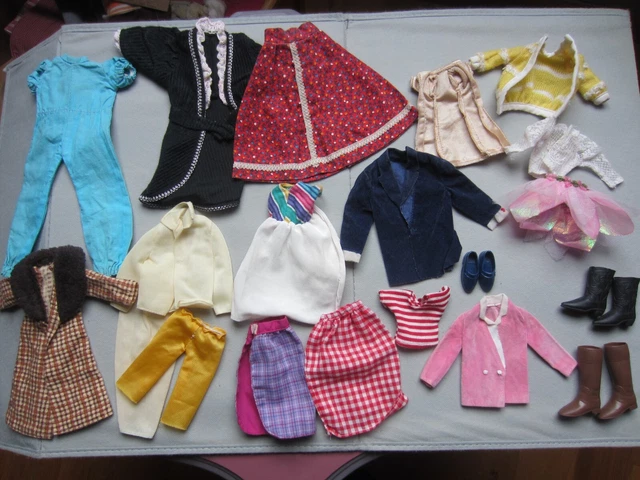 Barbie  : Lot de vêtements vintage  .