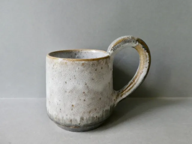 mug ou petit vase en grès émaillé gris signé Vallée noire à Verneuil s/ Igneraie