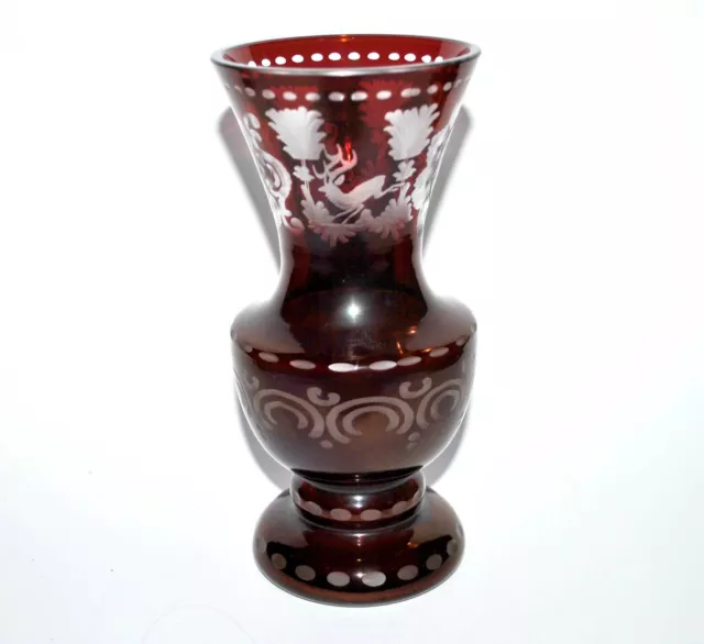 Vase VINTAGE cristal rouge rubis de Bohème doublé gravé cerf et cigogne 18cm