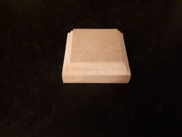 Socle En Bois Exotique Pour Figurines Ou Maquettes - Dimensions 10,7 X 5,6 Cm, épaisseur 3,8 Cm