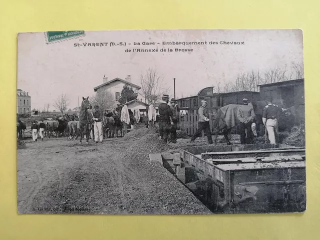 cpa RARE 79 - GARE de SAINT VARENT Militaires SOLDATS Embarquement CHEVAUX TRAIN