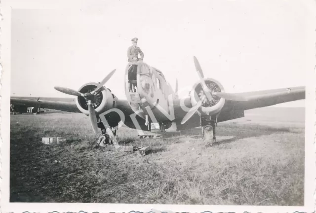Foto WK II Wehrmacht Soldat mit Flugzeug L1.95