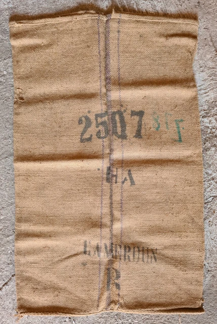 De La Toile De Jute Pour Protéger Les Arbres, Troncs, Végétaux Et Plan