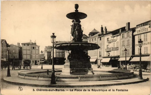 CPA CHALONS-sur-MARNE - La Place de la Republique et la Fountain (742645)