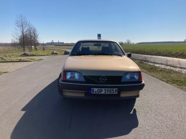 Opel Rekord 2.2 E Automatik aus dem Jahre 1985 mit H-Kennzeichen