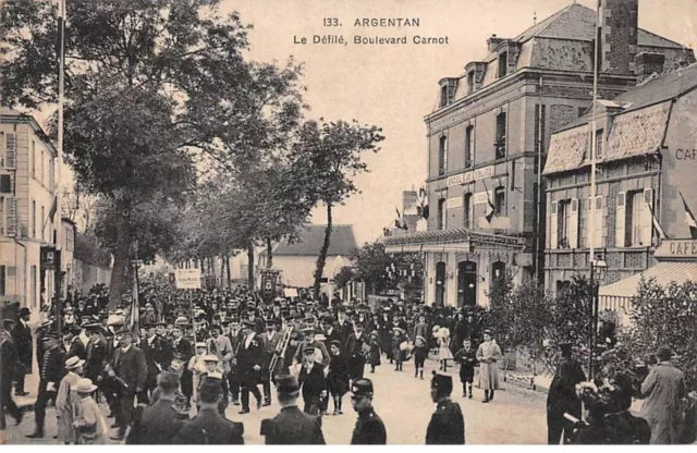 61 - ARGENTAN - SAN55430 - Le Défilé - Boulevard Carnot