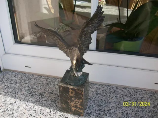 Handgefertigter Bronze Adler signiert Barye auf Marmorsockel