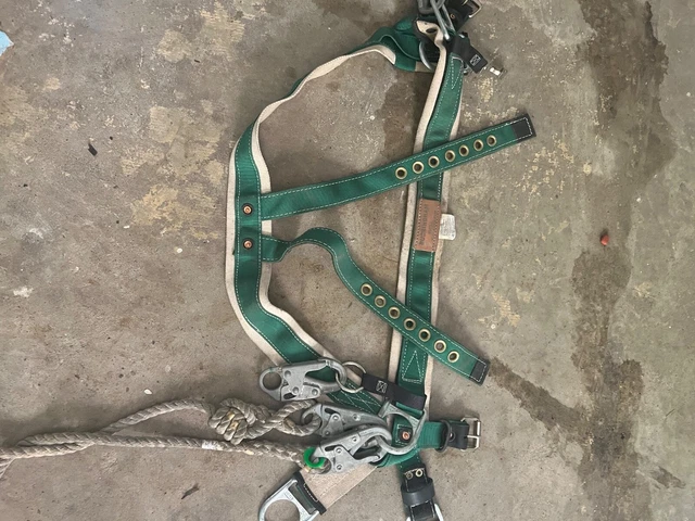 Large Buckingham tree climbing saddle. With Rope safety, in good condition.
