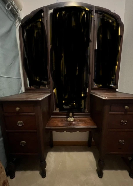 VINTAGE  Dressing Table/Vanity w/ Trifold Mirrors   VERY GOOD CONDITION.