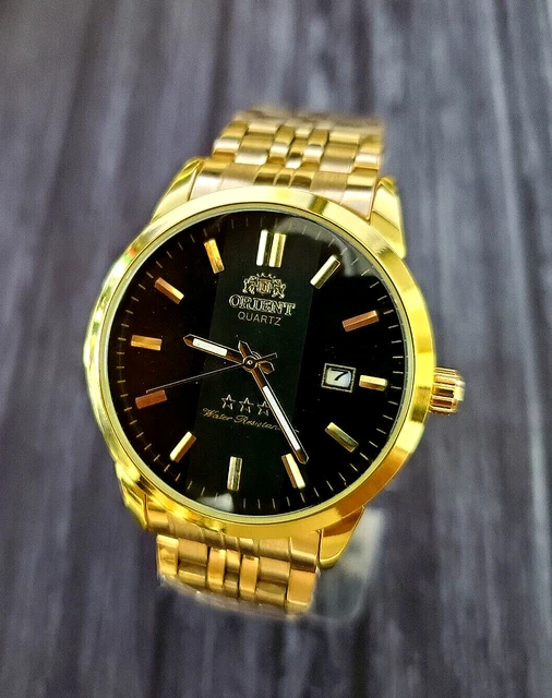 Primo Piano Di Lussuosi Orologi Al Polso Di Un Elegante Uomo D'affari In Smoking E Camicia Con I Gemelli 146856070 - Foto 2