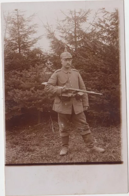 T 15 Militär 1. WK. Soldat mit Gewehr ! - original Foto Karte !