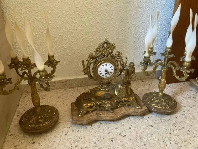 reloj junto con candelabros de bronce. Base de mármol