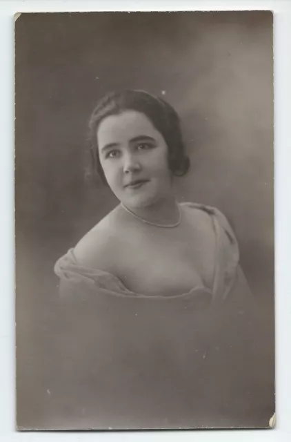 BM409 Carte Photo vintage card RPPC Femme woman portrait mode fashion