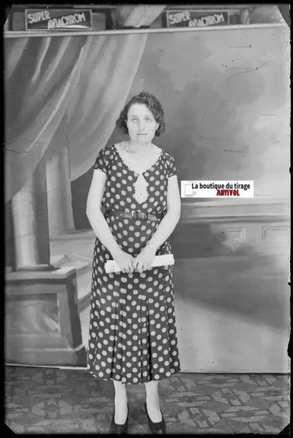 Femme en robe, Plaque verre photo ancienne, négatif noir & blanc 10x15 cm