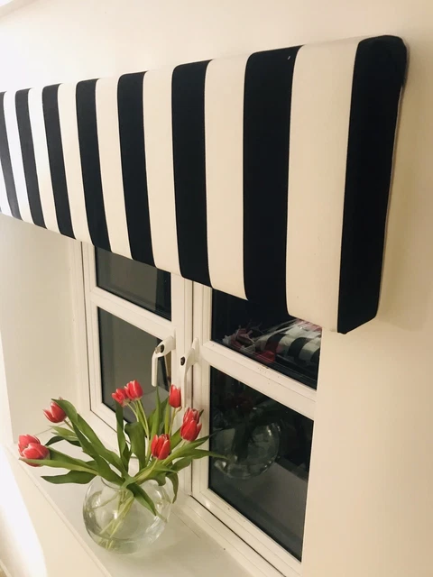 Scatola imbottita su misura Pelmet blu navy e a righe bianche.