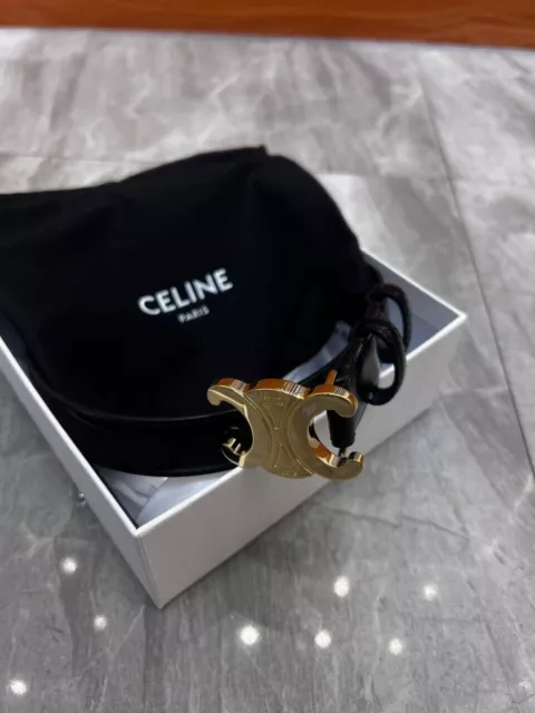 Celine – mittelgroßer Triomphe-Gürtel aus Jungstierleder in Schwarz