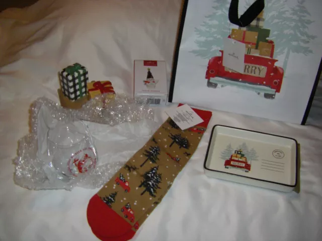 Hallmark 2023 VIP Gift Set Bag Tray Glass Salt & Pepper Socks Ornament *6 Piece* 3